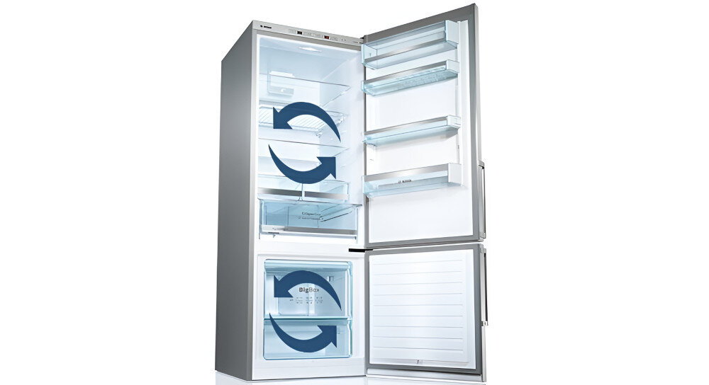 Otwarta lodówka z widocznymi półkami i szufladami, na których znajdują się niebieskie strzałki wskazujące cyrkulację powietrza. Na drzwiach zamrażarki widoczny jest napis \'Digital\'.