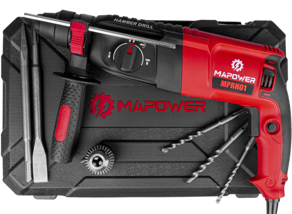 Na obrazie widoczna jest młotowiertarka MAPOWER MPRH01 w kolorze czerwono-czarnym, umieszczona na czarnej walizce z logo MAPOWER. Obok narzędzia znajdują się różne wiertła i dłuta.