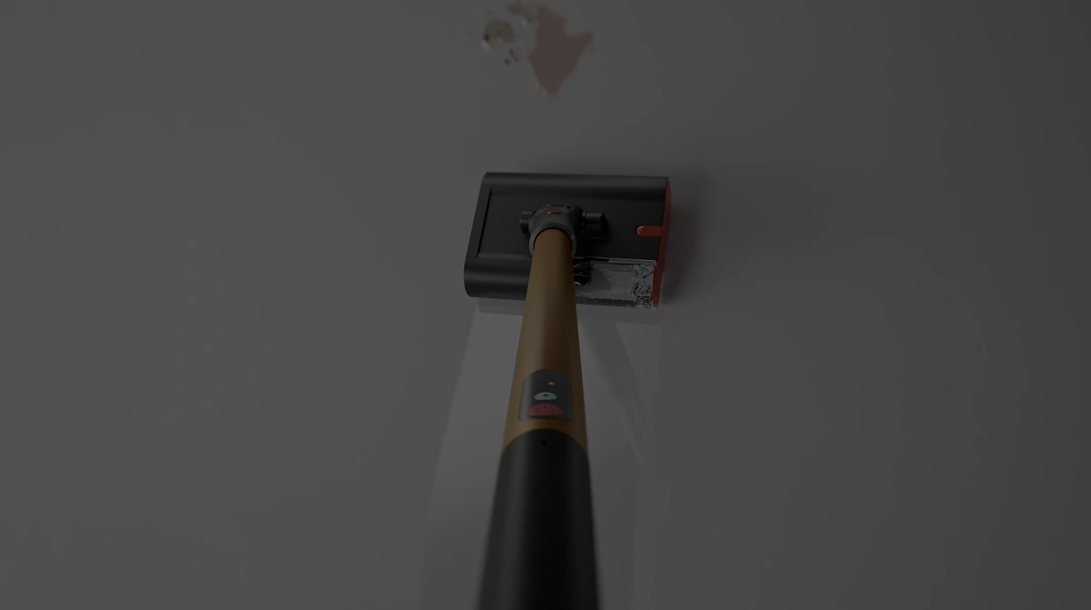 Na obrazie widoczny jest mop elektryczny z długim uchwytem, skierowany w stronę sufitu. Na suficie znajduje się niewielka plama.