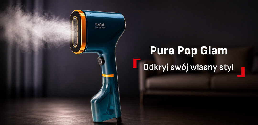 Ręczna parownica do ubrań PURE POP CLAM w granatowym  kolorze, emituje parę, w tle znajduje się kanapa.