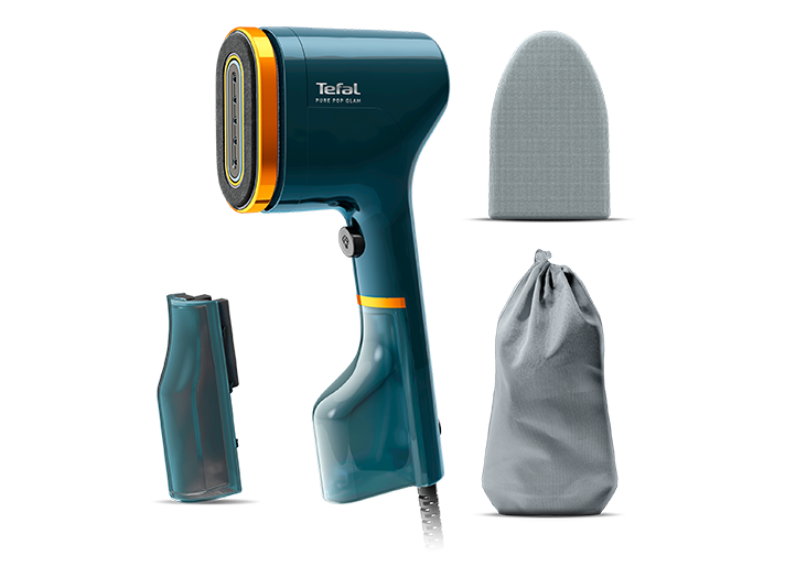 Na obrazie widoczna jest parownica do ubrań w kolorze ciemnozielonym z pomarańczowymi akcentami, z logo \'Tefal Pure Pop Glam\'. Obok znajdują się akcesoria: nasadka, rękawica ochronna i woreczek.