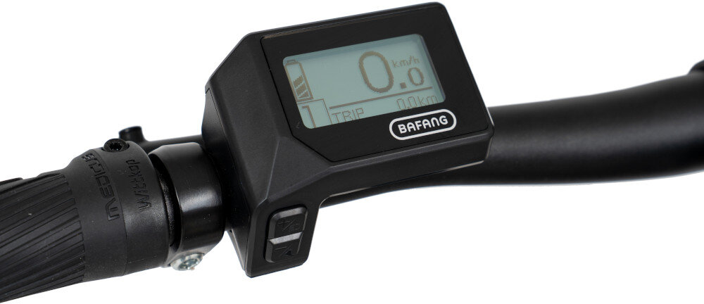 Na zdjęciu widoczny jest wyświetlacz roweru elektrycznego z logo \'BAFANG\'. Ekran pokazuje prędkość 0 km/h oraz napis \'TRIP\'.