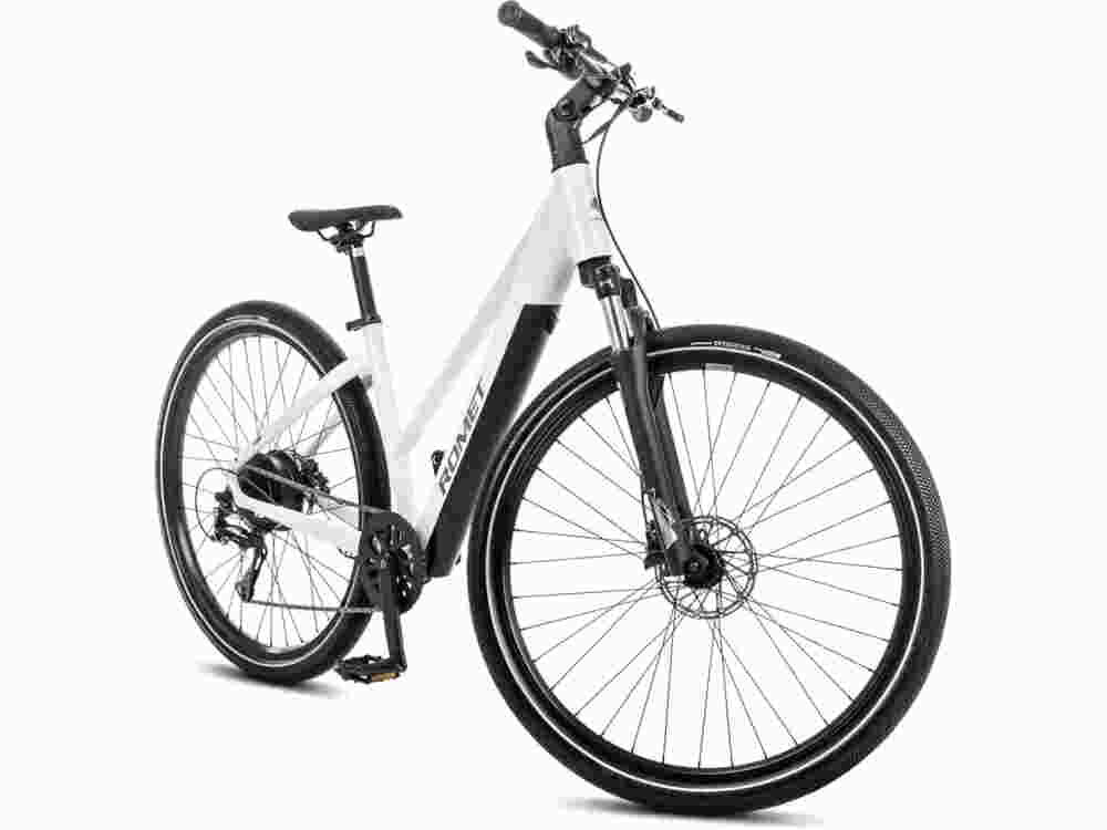 Biały rower elektryczny z napisem \'ROMET\' na ramie, wyposażony w duże koła i czarne elementy, takie jak siodełko i kierownica.