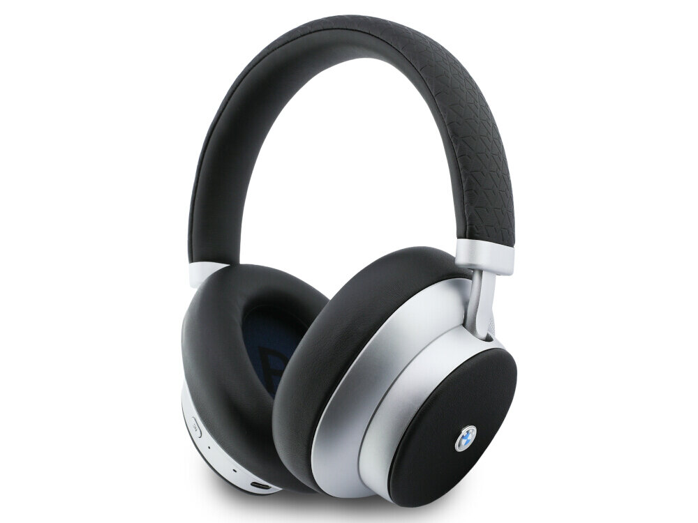 Srebrne słuchawki nauszne z czarnymi poduszkami i pałąkiem, na jednej z muszli widoczne logo BMW. Na obudowie znajdują się przyciski sterujące.