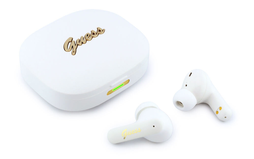 Na obrazie widoczne są białe słuchawki douszne oraz etui z napisem \'Guess\' w złotym kolorze. Etui ma małą diodę świecącą na zielono.