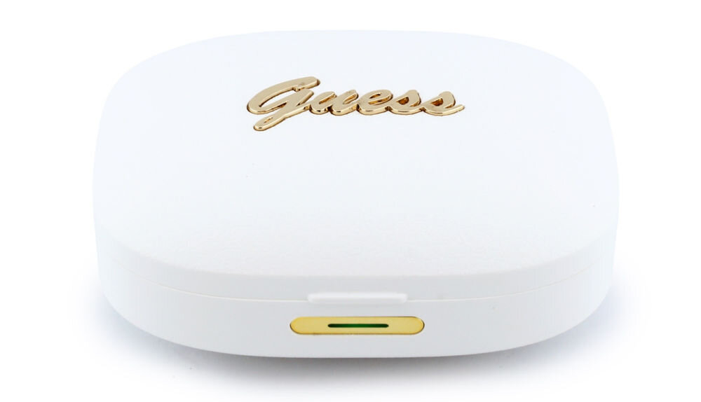 Białe etui na słuchawki z napisem \'Guess\' w złotym kolorze na wierzchu. Na przodzie znajduje się mały prostokątny element z zielonym wskaźnikiem.
