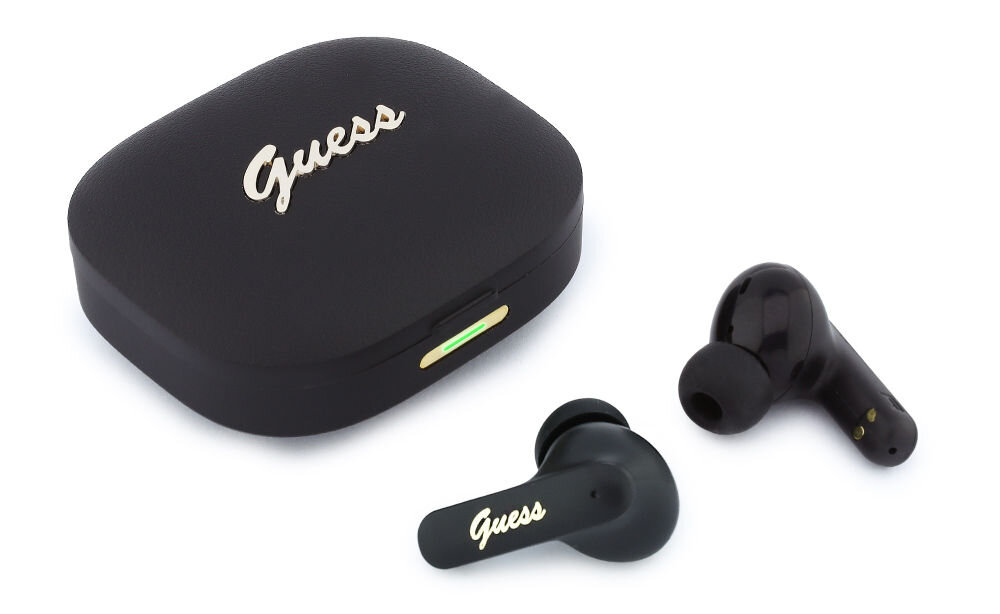 Czarne słuchawki douszne z etui ładującym, na którym widnieje napis \'Guess\'. Słuchawki mają błyszczące wykończenie i również posiadają logo \'Guess\'.