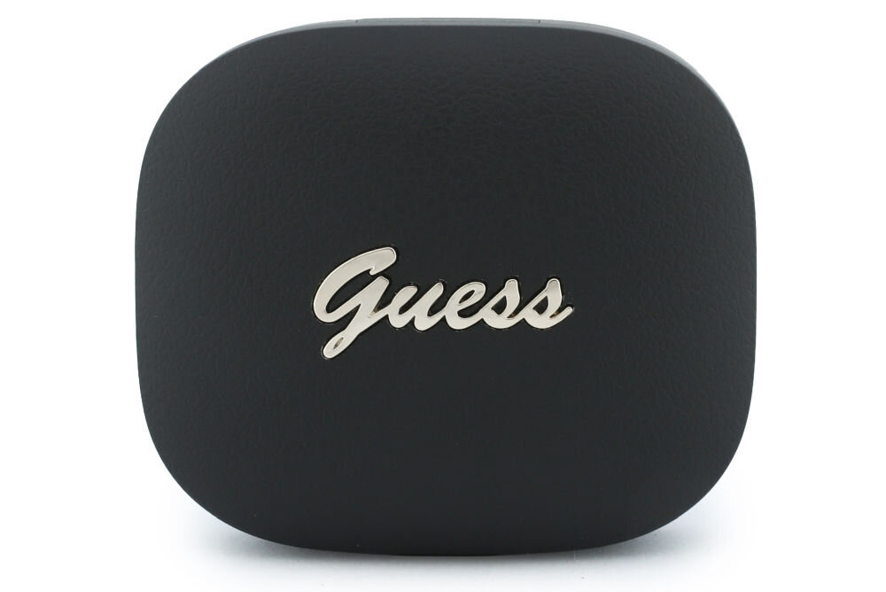 Czarne etui z napisem \'Guess\' w kolorze metalicznym na środku. Powierzchnia etui jest gładka i matowa.