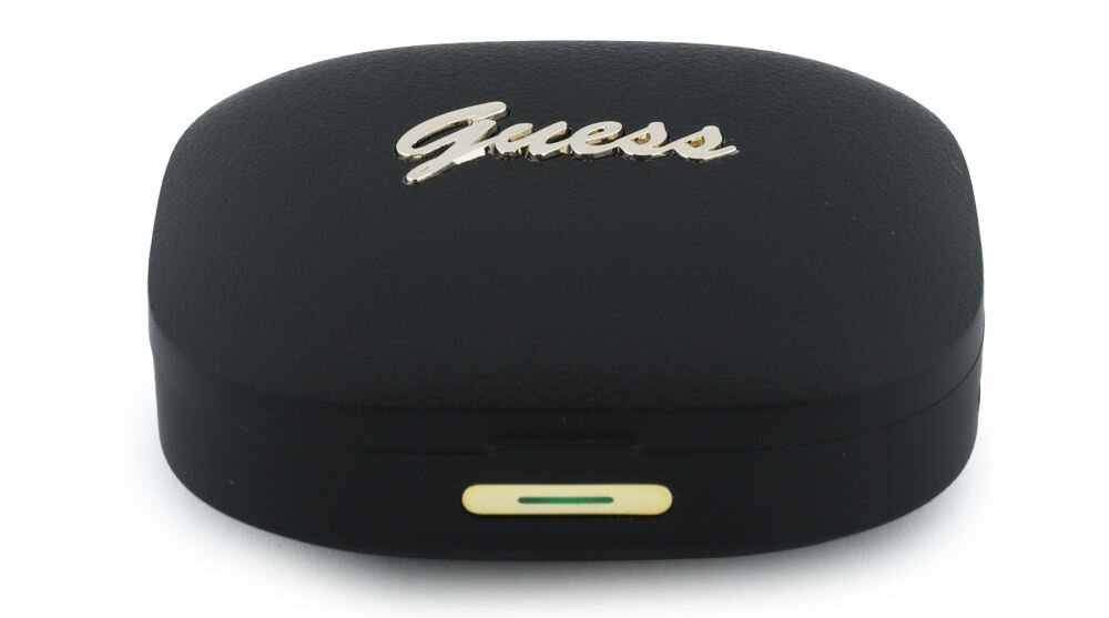 Czarne etui na słuchawki z napisem \'Guess\' w kolorze złotym na górze. Na przodzie znajduje się mały, prostokątny wskaźnik w kolorze złotym z zielonym paskiem.