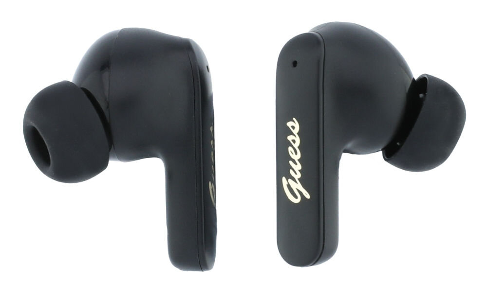 Czarne słuchawki douszne z widocznym napisem \'Guess\' na jednej z nich. Słuchawki mają gładką powierzchnię i zaokrąglony kształt.