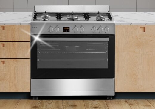 Kuchnia gazowo-elektryczna w zabudowie kuchennej.