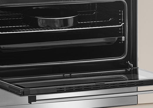 Zbliżenie na otwarty piekarnik.