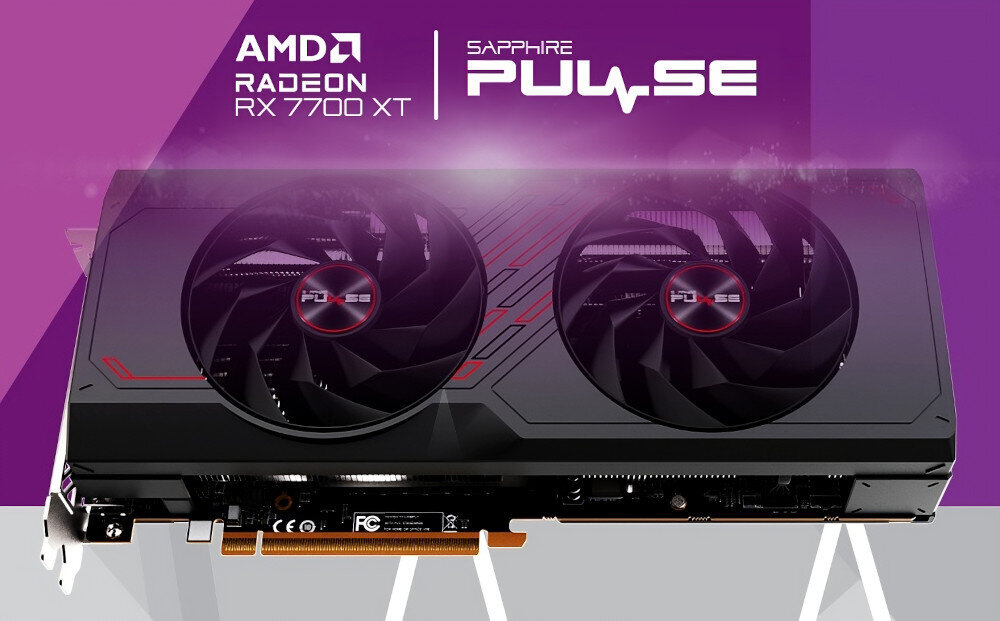Karta graficzna z dwoma dużymi wentylatorami, na której widnieje napis \'SAPPHIRE PULSE\'. W tle znajduje się logo \'AMD RADEON RX 7700 XT\'.