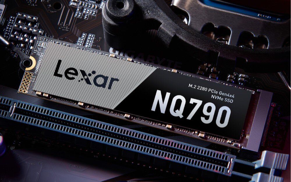 Na obrazie widoczny jest dysk SSD z napisem \'Lexar NQ790 M.2 2280 PCIe Gen4x4 NVMe SSD\' zamontowany na płycie głównej.