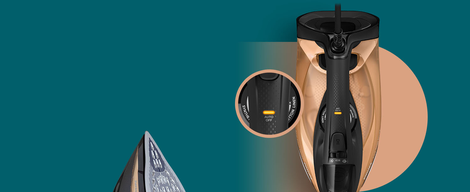 Obraz przedstawia żelazko z widoczną stopą i uchwytem, na którym znajduje się napis \'AUTO OFF\'. W tle widoczny jest okrągły element z powiększonym fragmentem uchwytu.