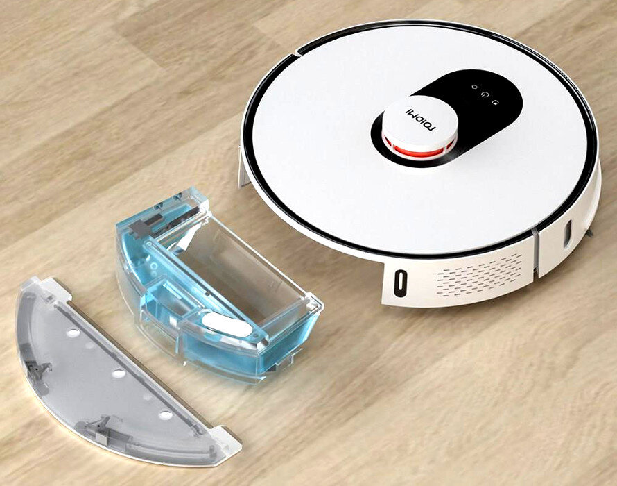 Na drewnianej podłodze znajduje się biały robot sprzątający z widocznym logo \'ROIDMI\' oraz dwa przezroczyste pojemniki, jeden z niebieskimi elementami. Robot ma okrągły kształt i kilka przycisków na górze.