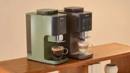 Dwa Ekspresy do kawy KRUPS Coffee Crush w różnych kolorach obok siebie.