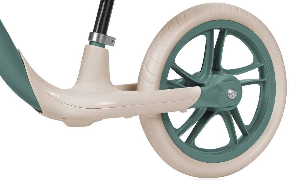 Rowerek biegowy LIONELO Alex Plus Zielony zbliżenie na tylne koło koła o średnicy 12 cali z wysokiej jakości pianki EVA płynna jazda nie wymagają pompowania ani konserwacji brak ryzyka przebicia