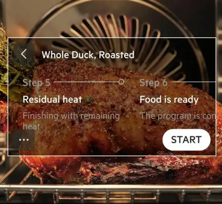 Obraz przedstawia pieczoną kaczkę w piekarniku z wyświetlonym interfejsem. Widoczny tekst: \'Whole Duck, Roasted\', \'Step 5\', \'Residual heat\', \'Finishing with remaining heat\', \'Step 6\', \'Food is ready\', \'The program is complete\', \'START\'.