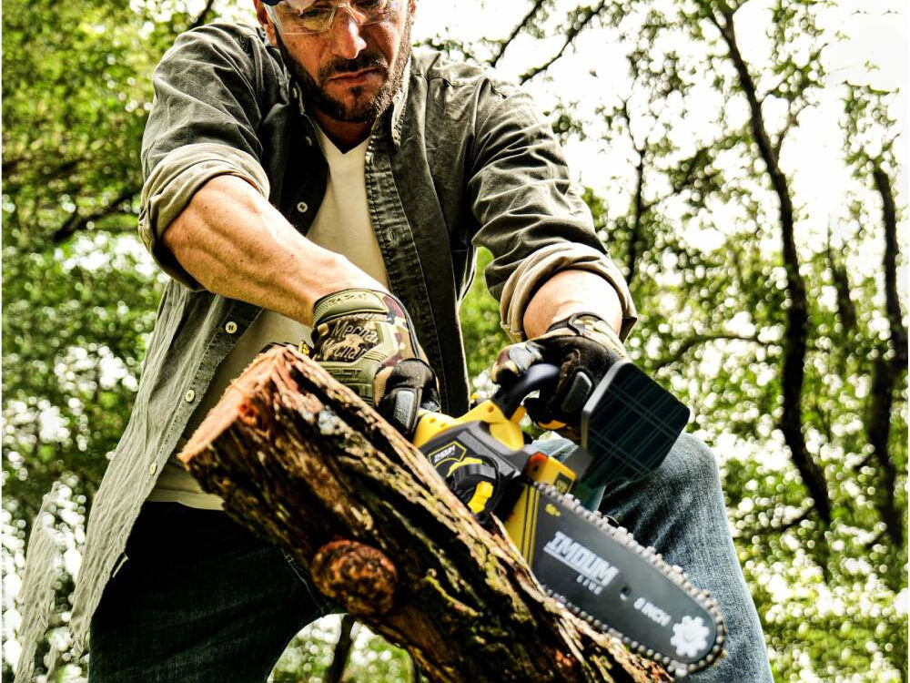 Piła akumulatorowa IMOUM DLJ08, Wszechstronne narzędzie, Mężczyzna tnie gałąź piłą