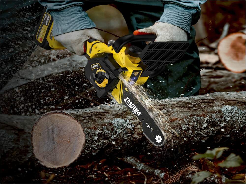 Piła akumulatorowa IMOUM DLJ08, Wydajny silnik bezszczotkowy, Osoba przycina bale drewna piłą