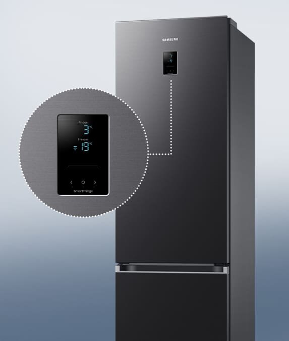Grafitowa lodówka z wyświetlaczem pokazującym temperaturę: Fridge 3°C, Freezer -19°C. Na wyświetlaczu widoczny jest napis \'SmartThings\'.