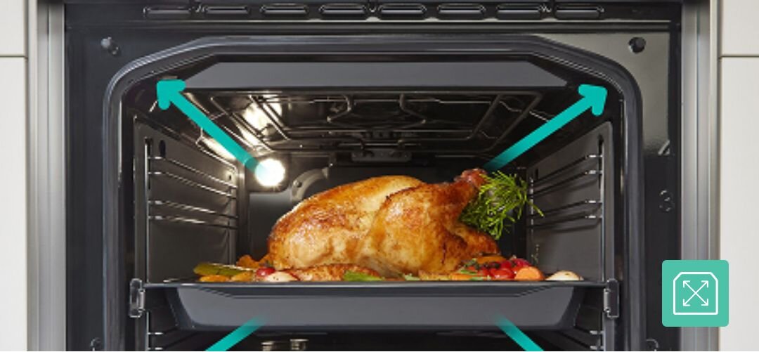 Wnętrze piekarnika z pieczonym kurczakiem na blasze, otoczone strzałkami wskazującymi cyrkulację powietrza. W prawym dolnym rogu znajduje się ikona z symbolem strzałek w kwadracie.