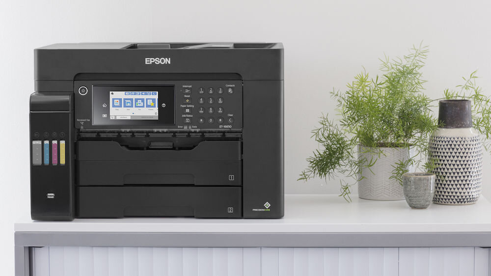 Urządzenie wielofunkcyjne EPSON EcoTank L15150 Druk w kolorze, Automatyczny druk dwustronny, Wi-Fi prezentacja urządzenia w pokoju na szafce jasna ściana bezkartridżowa oszczędność kosztów