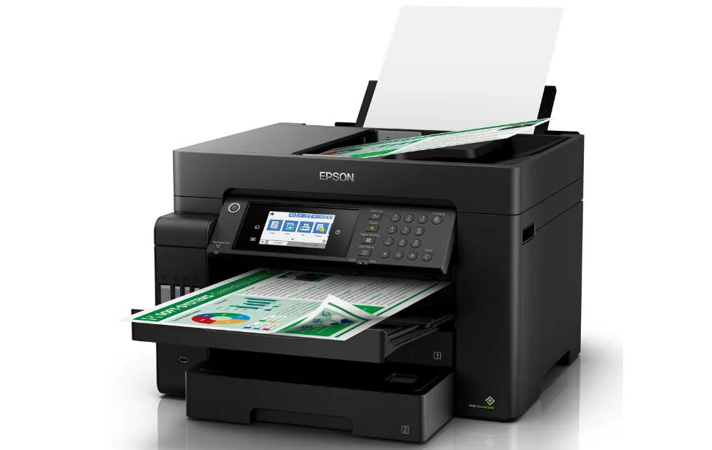 Urządzenie wielofunkcyjne EPSON EcoTank L15150 Druk w kolorze, Automatyczny druk dwustronny, Wi-Fi prezentacja urządzenia od przodu pod kątem na jasnym tle z wydrukowanymi kartkami kolorowy wydruk zdjęć efektowne dokumenty