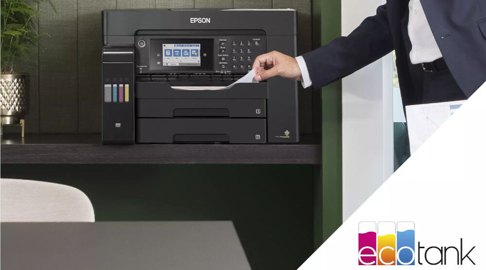 Urządzenie wielofunkcyjne EPSON EcoTank L15150 Druk w kolorze, Automatyczny druk dwustronny, Wi-Fi prezentacja urządzenia od przodu na półce mężczyzna wkładający kartkę do podajnika zielone tło funkcja duplex i oszczędność papieru