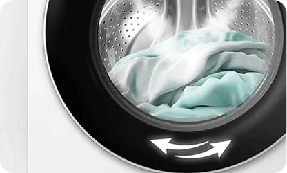 Obraz przedstawia bęben pralki z widocznymi wewnątrz ubraniami w jasnych kolorach. Na czarnej obudowie bębna znajduje się symbol z dwiema strzałkami skierowanymi w przeciwnych kierunkach.