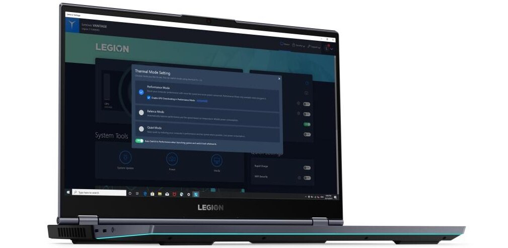 Laptop z widocznym ekranem, na którym wyświetlone jest oprogramowanie do zarządzania trybami termicznymi. Na obudowie znajduje się logo \'LEGION\'.