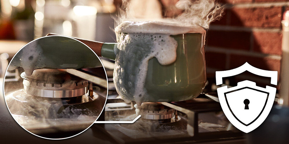 Na obrazie widać zielony garnek z gotującą się wodą, która wykipiała na kuchenkę gazową. Obok znajduje się powiększone zbliżenie palnika oraz biały symbol tarczy z kłódką.