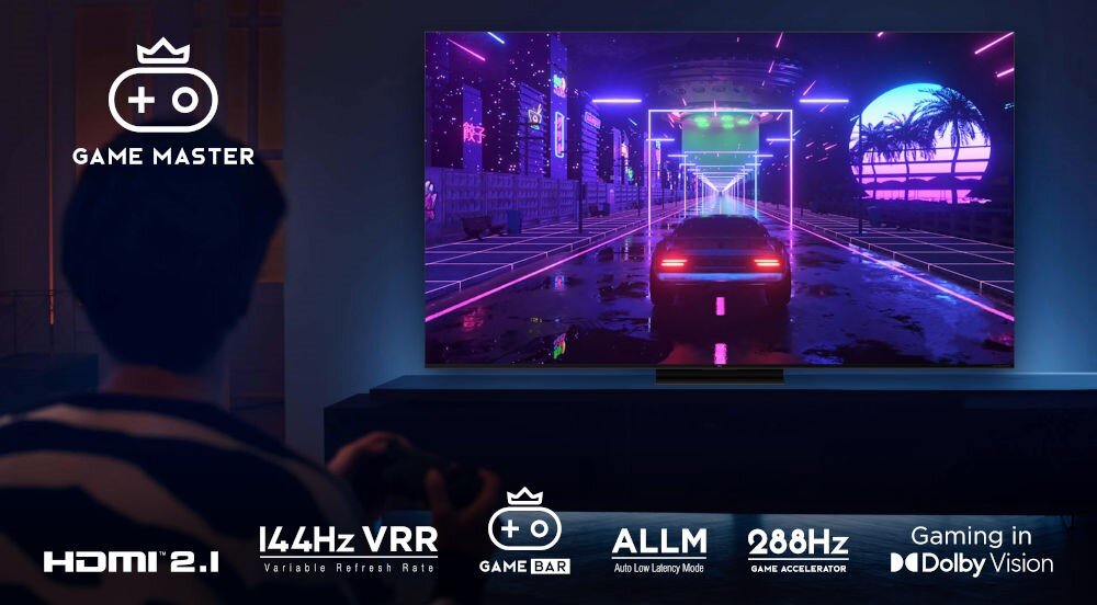 Telewizor TCL 65C8K - Granie bez opóźnień, HDMI 2.1, ALLM, Tryb gry, Game Bar, 288Hz Game Accelerator, osoba grająca w grę na telewizorze