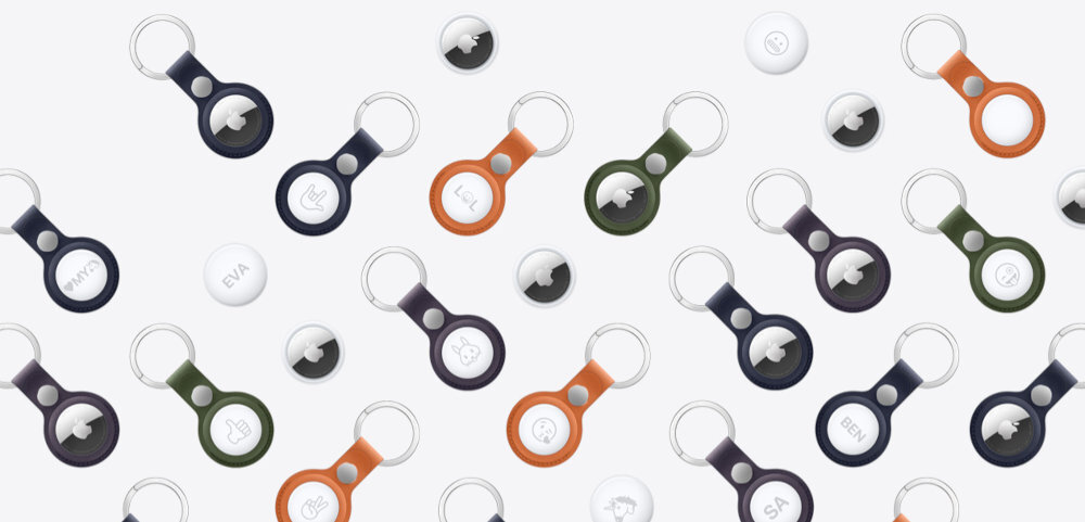 APPLE AirTag 2 Gen AirTag niską ilość energii i danych komórkowych Niewielkie rozmiary (średnica około 31,9 mm oraz wysokość 8 mm) 11,8 g - airtag w pokrowcach i z grawerami w dużej ilości na białym tle