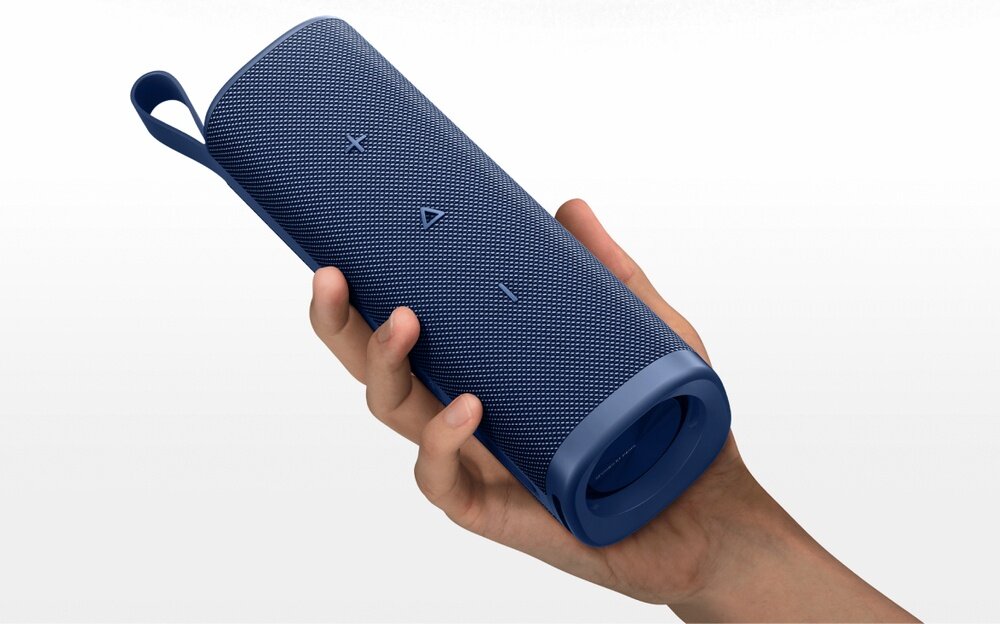 Głośnik mobilny XIAOMI Sound Outdoor w ręku  