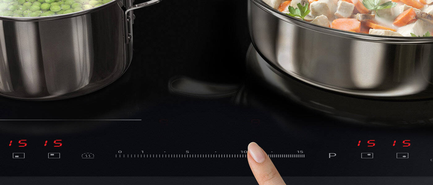 Płyta indukcyjna Samsung - Media Expert - fotografia - slider Na obrazie widoczna jest płyta indukcyjna z dwoma garnkami, w których gotują się potrawy. Na panelu dotykowym wyświetlają się cyfry \'15\' oraz ikony sterowania.