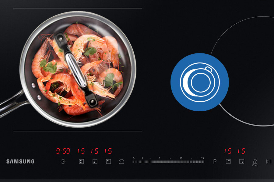Na płycie indukcyjnej Samsung znajduje się patelnia z krewetkami i ziołami. Widoczne są cyfry 9:59, 15, 15, 15 oraz logo Samsung.
