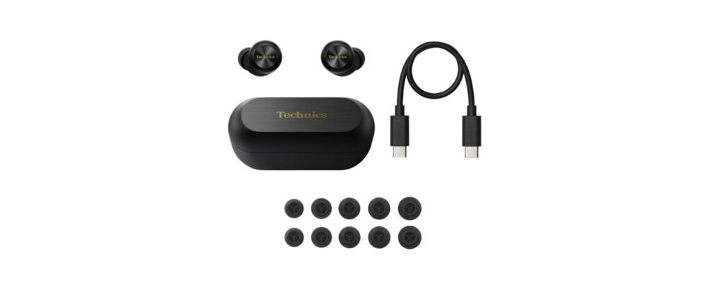 Na obrazie widoczne są czarne słuchawki dokanałowe z etui, kabel USB-C oraz zestaw wymiennych gumek. Na etui znajduje się logo \'Technics\'.