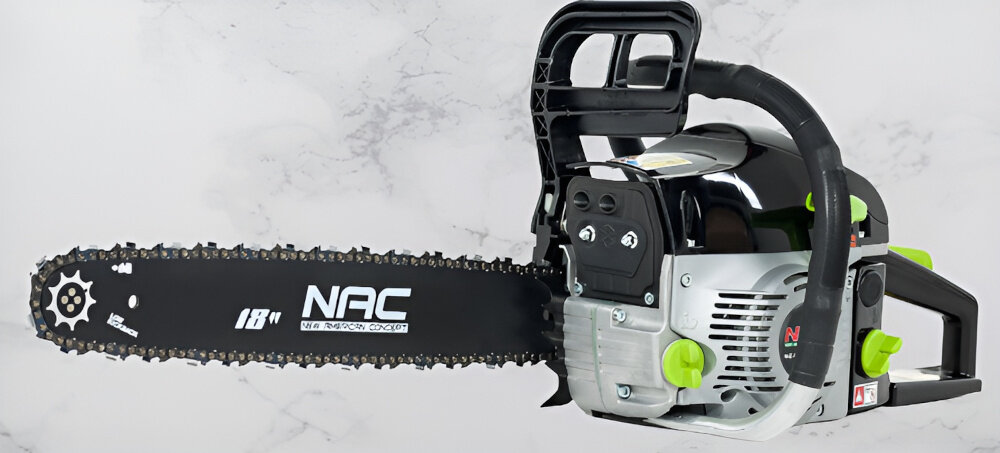 Na obrazie widoczna jest piła spalinowa z czarną prowadnicą, na której znajduje się napis \'18\