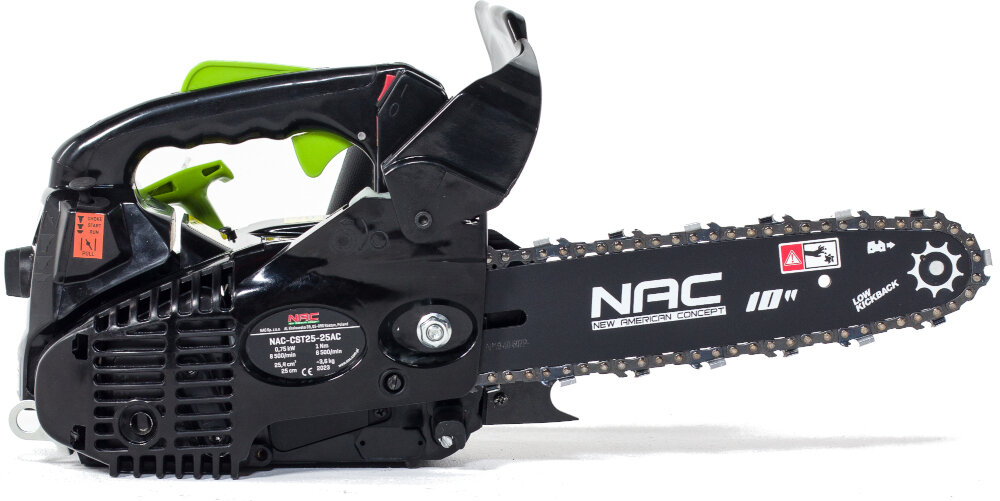 Na zdjęciu znajduje się czarna piła spalinowa z widocznym logo NAC na prowadnicy. Obok logo znajdują się napisy \'NEW AMERICAN CONCEPT\' oraz \'10\