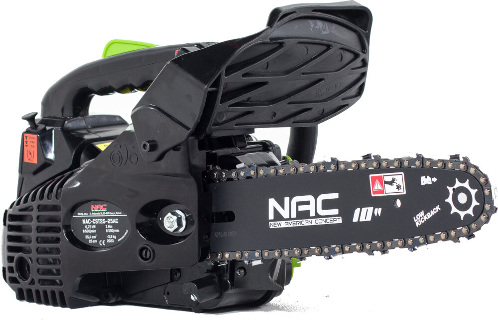 Na zdjęciu znajduje się piła spalinowa z widocznym logo NAC na prowadnicy. Obok logo znajdują się oznaczenia \'10\