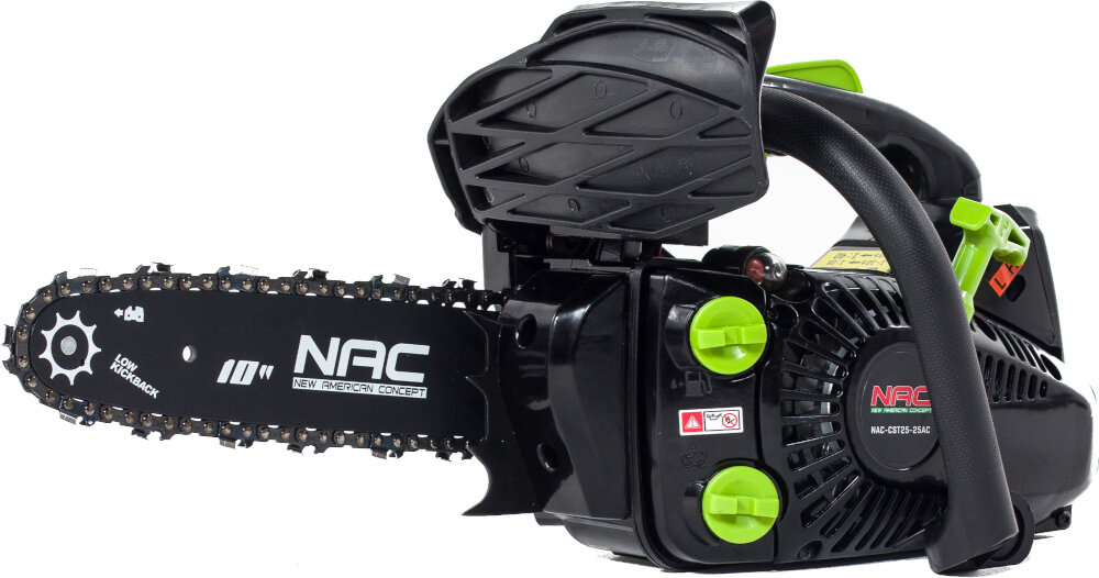 Na zdjęciu znajduje się czarna piła spalinowa z zielonymi elementami. Na prowadnicy widoczny jest napis \'NAC NEW AMERICAN CONCEPT\' oraz logo producenta.