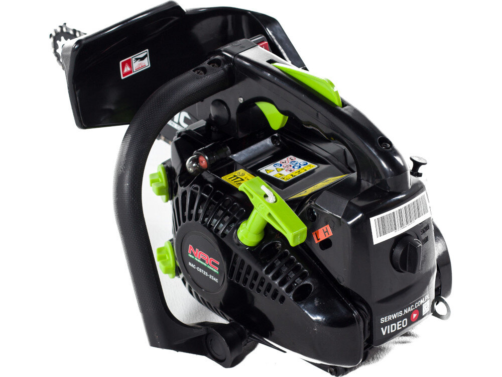 Czarna piła spalinowa z zielonymi elementami, na której widoczne jest logo \'NAC\' oraz napis \'SERWIS.NAC.COM.PL VIDEO\'.