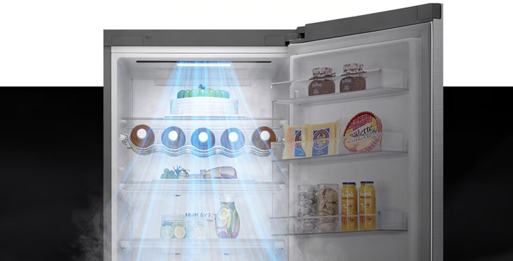 Otwarta lodówka z widocznymi półkami, na których znajdują się różne produkty spożywcze, takie jak słoiki, butelki i opakowania. Wewnątrz lodówki widoczne jest niebieskie światło, które oświetla wnętrze.