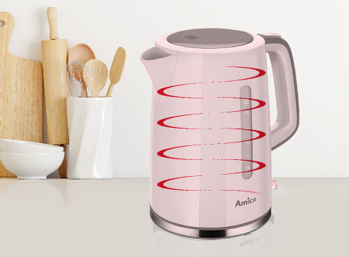 Na blacie kuchennym stoi różowy czajnik elektryczny z logo \'Amica\'. W tle widoczne są drewniane przybory kuchenne w białym pojemniku.