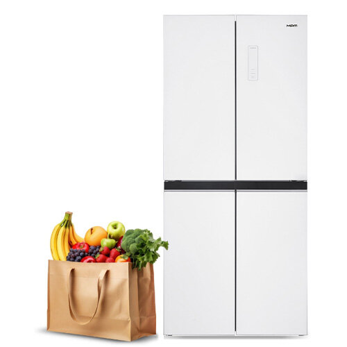 Lodówka, obok torba z warzywami i owocami.