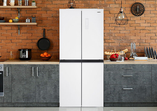 Lodówka w zabudowie kuchennej.