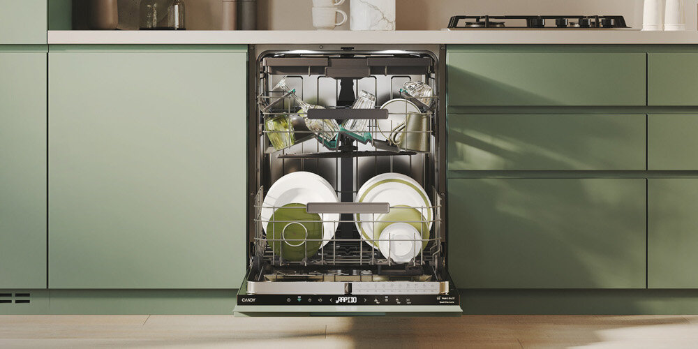 ZMYWARKA CANDY CS 6B4S1PMA otwarta lifestyle front naczynia duża pojemność 16 kompletów naczyń szuflada na sztućce lepsza organizacja wygodne rozmieszczenie