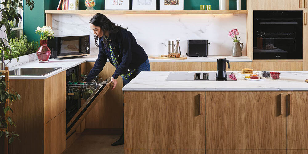 ZMYWARKA CANDY CS 6B4S1PMA lifestyle kuchnia kobieta załadunek mniej niż godzina pełny załadunek błyskawicznie czyste naczynia